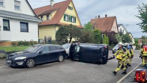 Unfall in Freiberg am Neckar: Auto kippt zur Seite – Rettungskräfte befreien Senior