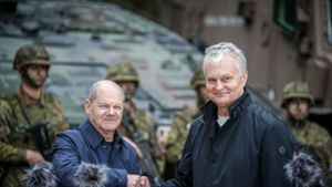 Hand in Hand: Kanzler Scholz und Litauens Präsident Gitanas Nauseda in Pabrade. Foto: dpa/Kay Nietfeld