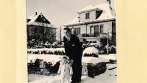Wilhelm Wolf und seine Tochter Anita hinter ihrem Haus in der Kapfenburgstraße in Feuerbach. Foto: privat/Walter Nägele